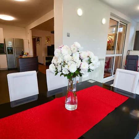 Luxurious Flores *
